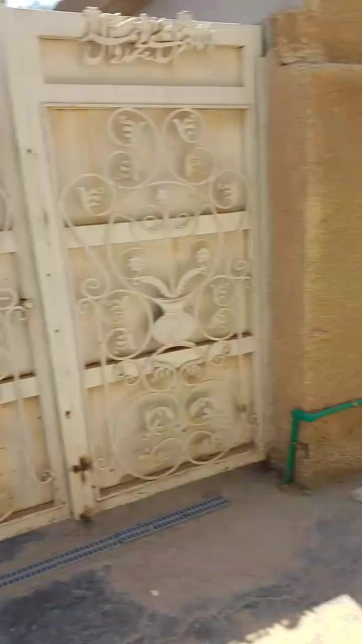 طريق المطار مقابل عمارة فلاح • ٤٠٠م • ٤ غرف نوم