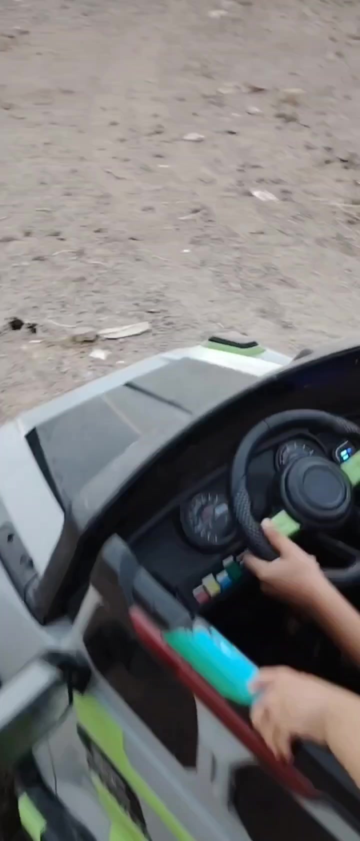 سيارة أطفال • دفع رباعي • بطارية أكبر