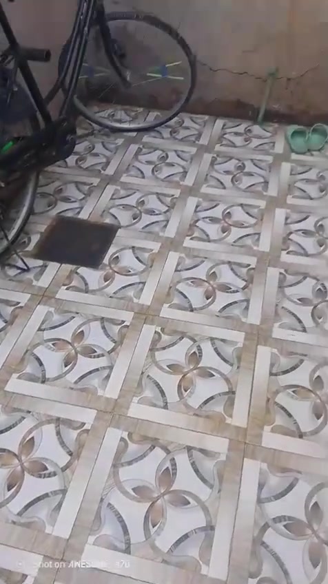 بيت لبيع حي الصدر الثالث طابقين مساحه ١٣٠م
غرفتين وصاله و استقبال و صحيات وحمام
 سقوف وسيراميك
والارضيه مرمر
البيت ٢٢مليون وبي مجال قليل لشراي
الاتصال ***********
