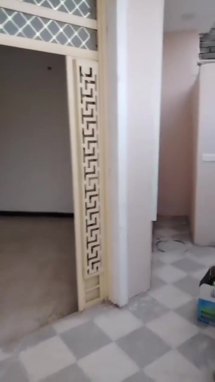 السلام عليكم بيت للايجار مساحه 90 متر يحتوي على ثلاث غرف نوم وصاله ومطبخ وخدمات مجمع السلطان الثالث شارع الارواحي ايجار 450 للاستفسار ***********
