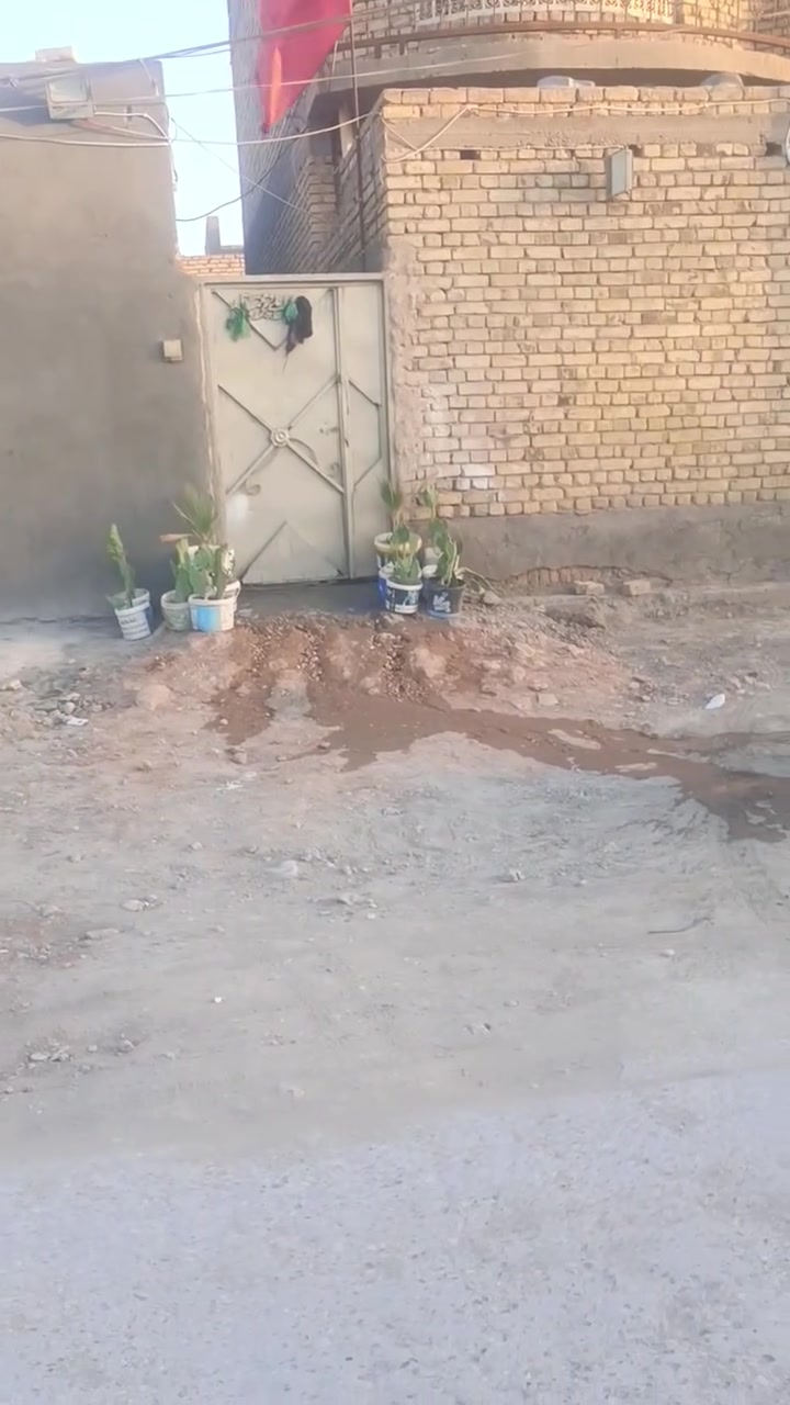 السلام عليكم بيت للبيع دولان عرض الدولان متر و35بناءجديد بحي الوحده بشارع روضت البيارقه بناء غرفه وبراني وصاله ومطبخ وصحيات عدد 2 للستفار عل رقم ***********
