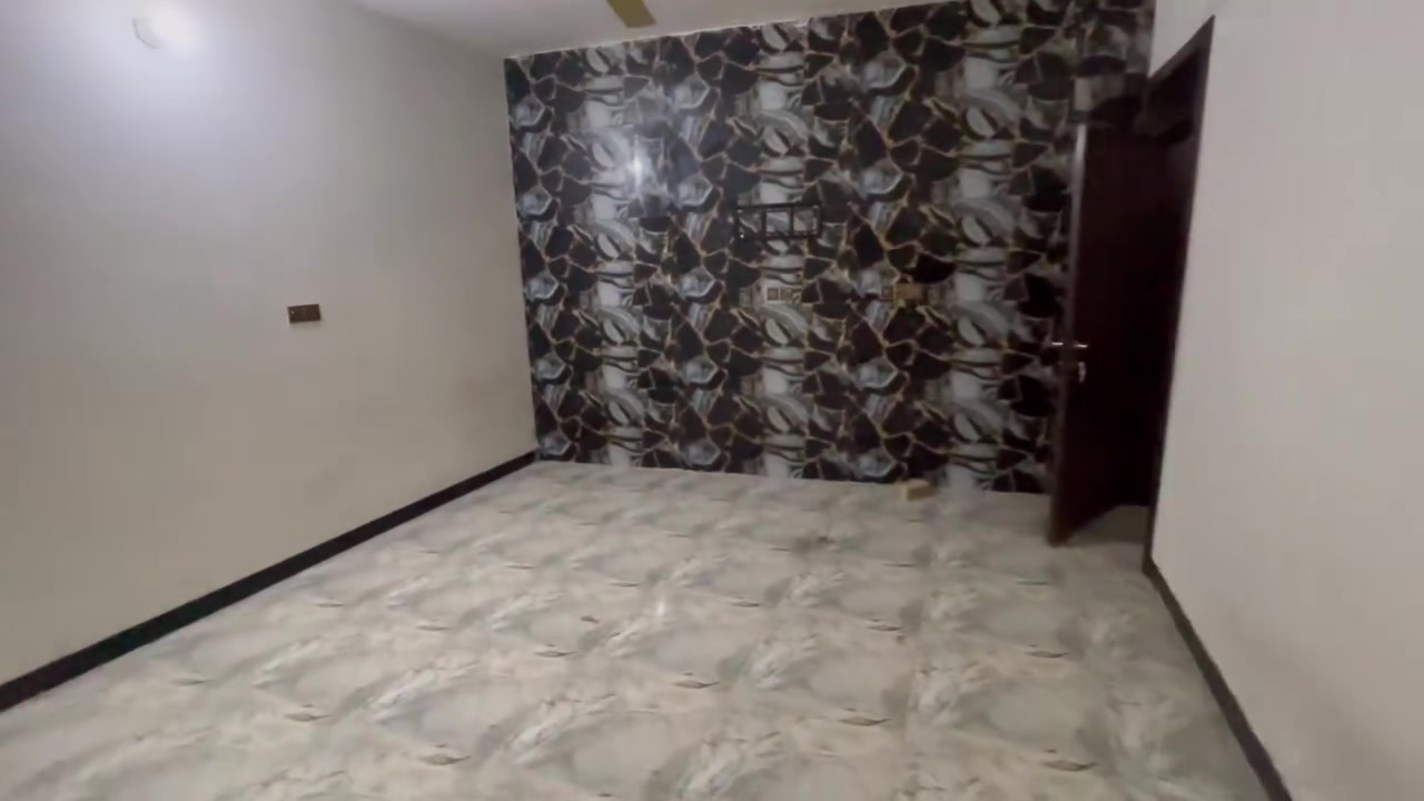 بيت 3 نوم للايجار مجمع العدل الثاني التفاصيل داخل الفيديو للستفسار *********** سعر الايجار 550 الف
