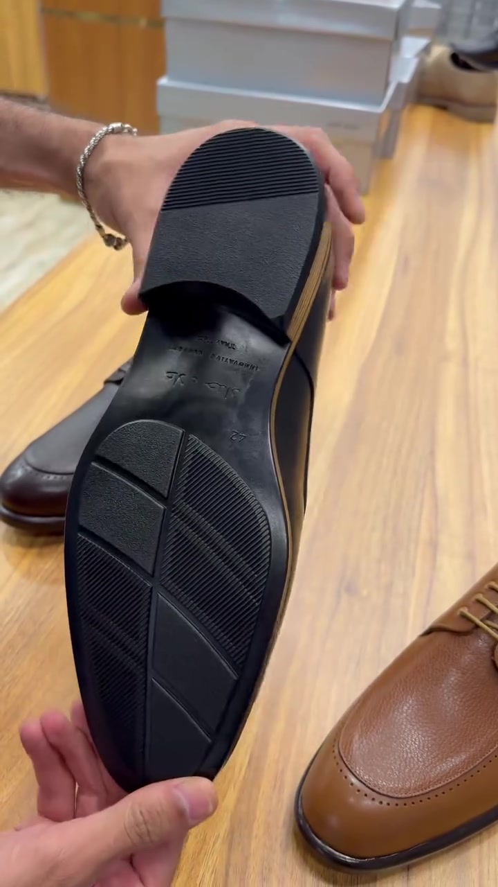 ⁨ ⁨ 🇮🇶   صنع في العراق 
 جلد طبيعي من داخل والخارج جلد طبيعي 
⭕ السعر 70,000 الف مع توصيل 
*********** :📞
📍:خانقين _ فلكة اسايش _ مجاور صيدليه جوهرة بغداد
