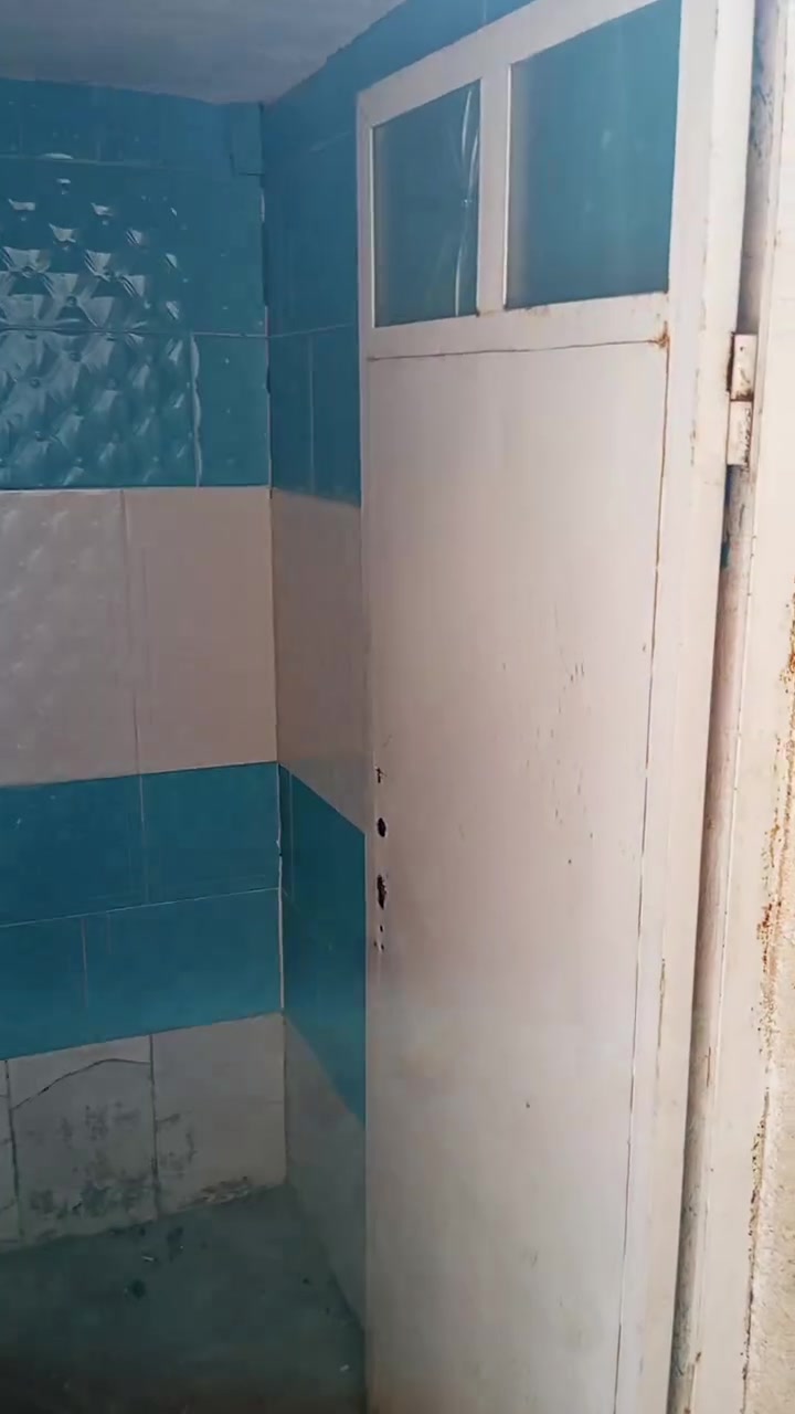 سلام عليكم بيت 100 متر لليجار طابق واحد عنوانه بل أربع تالاف خلف مرطبات رعد سعر الايجار 200 رقم الهاتف ***********
