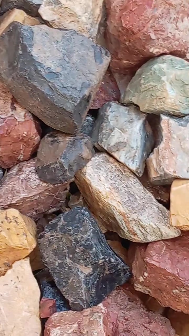 حجر ملون للبيع احجام مختلفة كبير وصغير حمولة طن تقربا
***********
