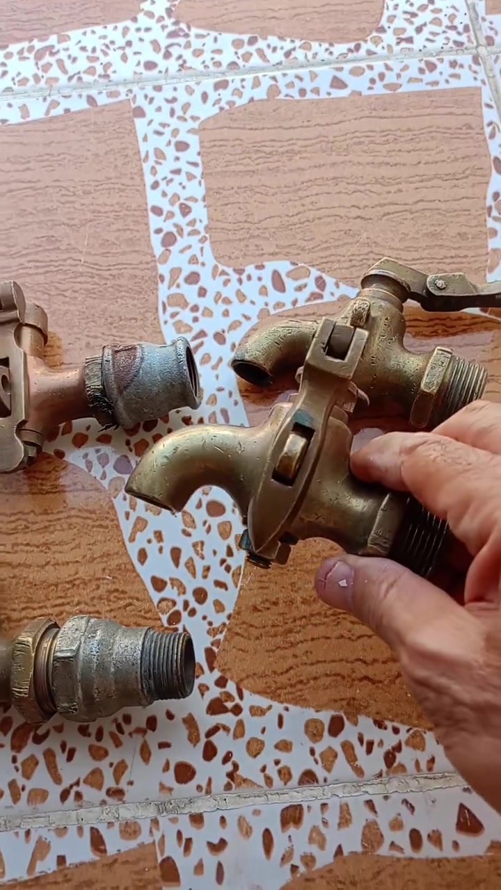 حنفيات براص صناعة انكليزية بلادي بدون اضرار حجم كبير وزن ثقيل خاص لخزانات النفط الابيض ام القفل للبيع شلع سعر الواحدة 20 الف يوجد توصيل مكاني الموصل واتساب متاح ***********
