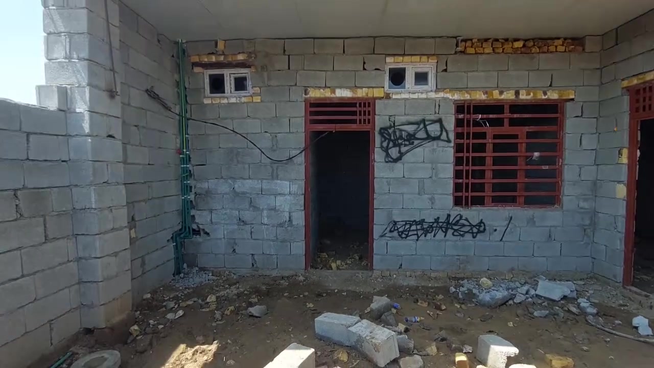 بيت بحي المنتظر الجيازنه جهة السفحه200م قريب على مولده ومدرسه نقص تشطيب دواخل لبخ وكهرباء متعوب عليه سقف سندويش كامل  تاسيس مجاري وماي ملبوخ من خارج بتلو طابوق مسطور وزفت مفروش لايلون محدول قفاز من ضمن مرتسم مرقم بلديه ومسجل بأسمي ثلاث غرف وستقبال وصاله ومطبخ وحمام داخل وخارج بالعافيه على الياخذه السعر (18)نهايته
وتساب***********
