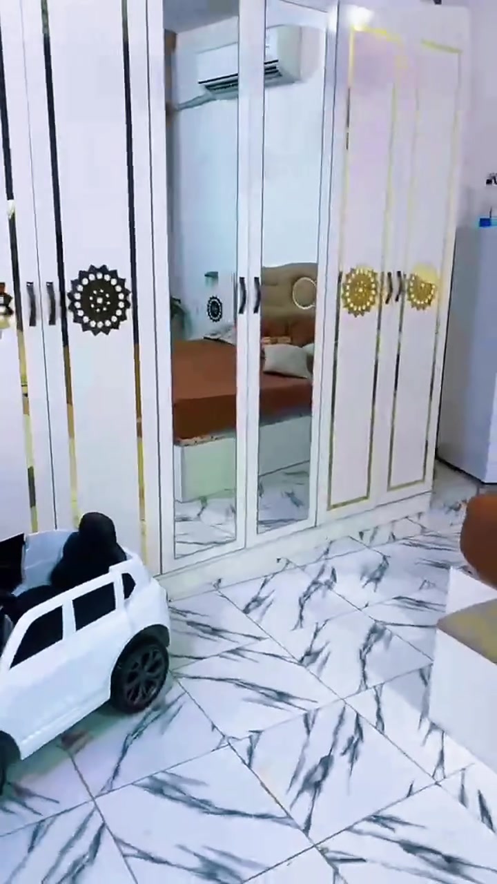غرفة تركيه 7 قطع نظيفه كلش وياها تخت خشب جديد جوه الجربايه استعمالها سنه وحده بيها ملاحظه وحده الي هي الجرخ مال ميز تواليت فالت واليده مال باب ميز التواليت أيضا فالت فقط
السعر 400 وبيها مجال مراسلة الصفحه او الاتصال ***********
الموقع المسيب حي المصطفئ
