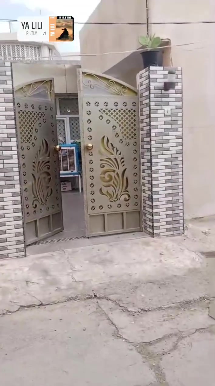 السلام عليكم 
مشتمل للبيع 
الموقع باب الخان خلف جامع الامام علي 
المساحه 120متر 
السعر 60وقابل للتفاوض 
موبايل ***********
