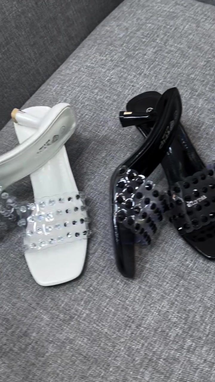 شاحطة كعب تخبل 😍👠
إذا تحبين الشياكة والنعومة بنفس الوقت، هاي القطعة إلج 🤍✨

كعبها يعطي اللوك لمسة أنيقة ومرتبة، وتناسب الطلعات والمناسبات وحتى اللوك اليومي 🌷

 القياسات: 37 | 38 | 39 | 40 | 41

لا تخلينها تفوتج 😍
اختاري قياسج وخلّي أناقتج تحچي عنج 🤍

