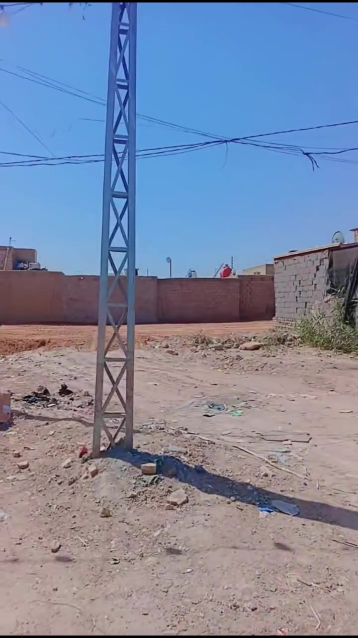 السلام عليكم اخوان عرصه لمراوس بيت 200متر بشارع شيخ علكم يم مدرسة ايات الرحمان كافة الخدمات بيه مي كرهباء عمده جديده مولده ذهبي وانترنيت ضوي ماي اساله جاهزه البناء مرفوعه عن شارع متر محدوله وكامله هاذ رقمي *********** حتلو 90او 85متر البيت عادي
