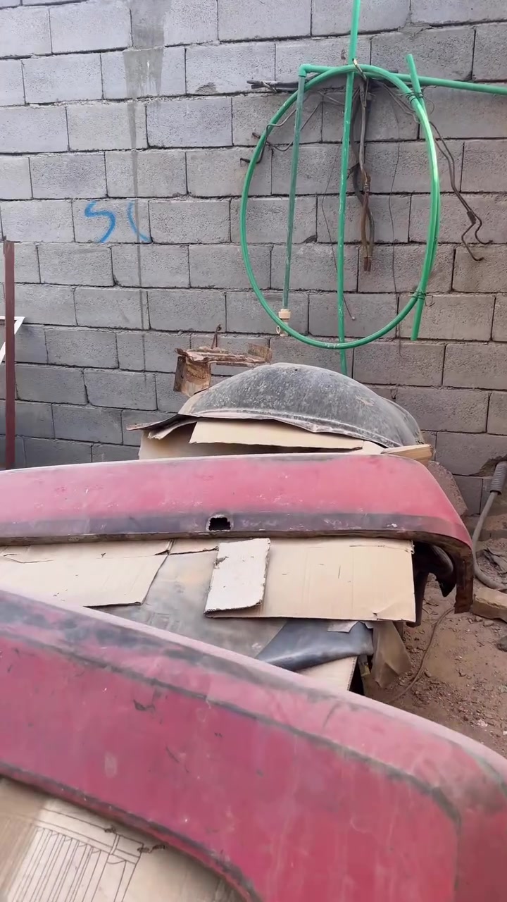 تتوفر لدينا جميع قطع غيار السيارات الامريكيه للموديلات القديمه بكل انواعها حداده هيكل كماليات تايرات دواخل 
البصره الزبير 
يوجد توصيل جميع المحافظات 
 غير متواجد على الخاص للتواصل 
***********
***********
