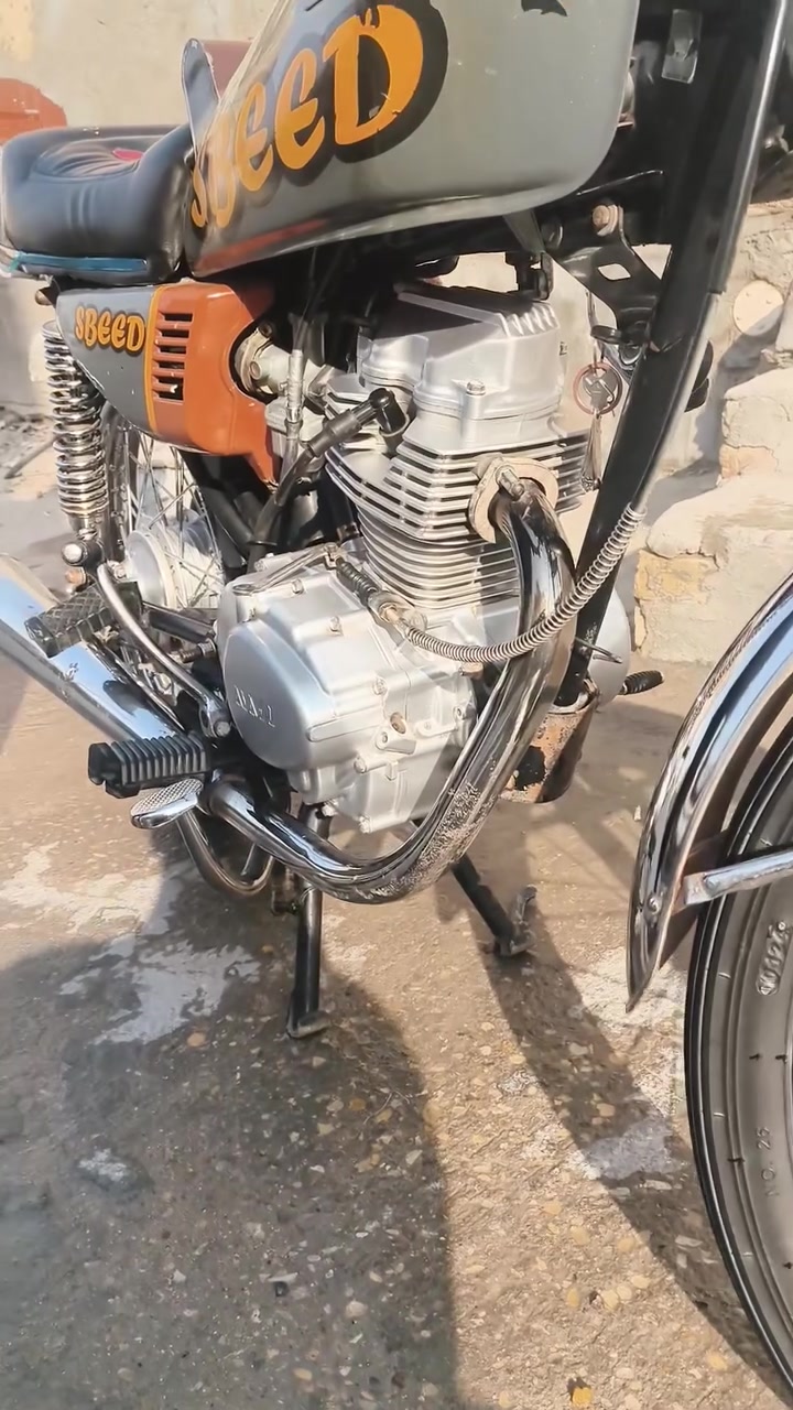 سلام عليكم دراجه نامه حربي كلك كلك للبيع تفاصيل الدراجه عندك كلجات بيهه نهضه نص ونص انت مخير تفحصهه وتشوفهه اذا ردت تبدللهه كلجات او لا لكاور مالهه الاصلي مو التجاري ولفات مو عاديه ولفات صفر واحد وعندك بريك ضعيف تبديل بونزات ب5الالف البونزات مايكلفن ولكلجات اذا ردت تبدلهه 20الف  هنه وشدهن وتفيلس3الالف مجموع 27 الف واني الدراجه عارضها قبل شوي ب480 قفل ونزلت لل450 خاف يريد الشراي يصلح التفاصيل الي ذكرتهه مطيح من 480 لل450 يعني 30 الف حك التصليح قفلهه 450 وشرط الفحص وذا طلع بيهه مشاكل غير الي ذكرتهن ياخذهه ويروح بلاش ولاتعبني ولاتعبك بلخاص 450قفل قفل هاي الدراجه عرضتهه من الاخير العنوان ناصريه مركز رقم الهاتف ***********
