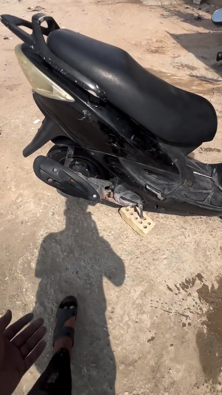 سلام عليكم ورحمة دراجه البيع نوع كامكو جي 4
نكره سلف شرط معدل وشلعه نضافه شوفت عينك 
سعر 325 بيه مجال حك جيه رقم بس واتساب ***********
