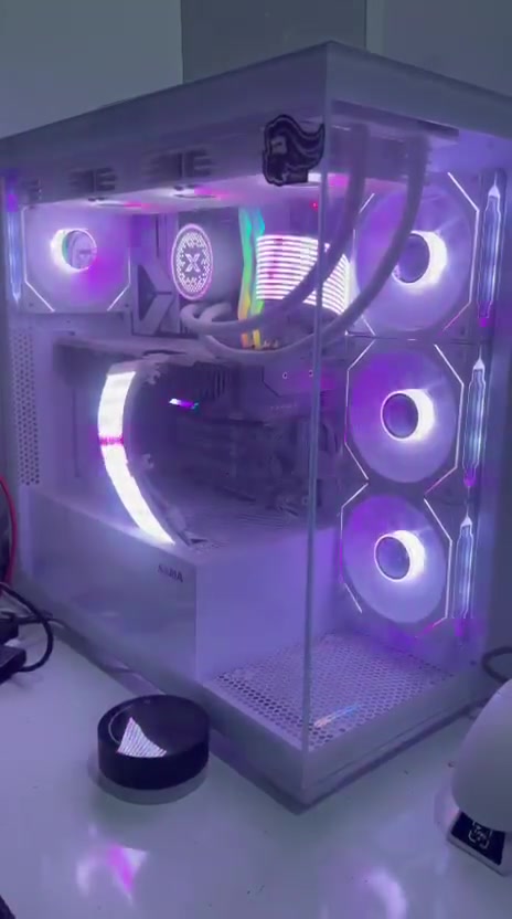 السلام عليكم   من رخصة الادمن
تجميعة مستخدمه قليل تقريبا ست اشهر بهالحدود 

المواصفات CPU: AMD Ryzen 7 7700 Tray

CPU Cooler: Xigmatek Fenix 360mm Arctic

Motherboard: Gigabyte B850 EAGLE ICE

RAM: T-Force Delta RGB 32GB (2x16GB) DDR5 7200MHz CL34 White

Storage: WD Blue SN5000 1TB Gen4x4 5150 MB/s

Graphics Card: Gigabyte AMD Radeon RX 9070 Gaming OC 16GB 3X Black

Case: Sama Neview SV-014 White – 4 Fans

Power Supply: Thermalright TG750 750W 80 Plus Gold Full Modular White

Extra: A40 Extensions 24 Pin & 16 Pin

OS: Free Windows 11 Pro

كلهن شركات اصلية وحاسبة جدا قوية 
السعر 3 مليون وبيهه مجال بسيط
للتواصل واتساب  ***********  
او ***********
