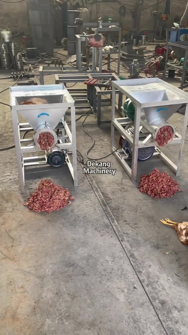 Test operation of two machines. The feathered whole chicken is directly fed into the equipment for shredding and mincing. Strong cutting power, smooth discharging, great for raw material pre-processing of livestock feed. #德康绞肉机 #破骨绞肉机
