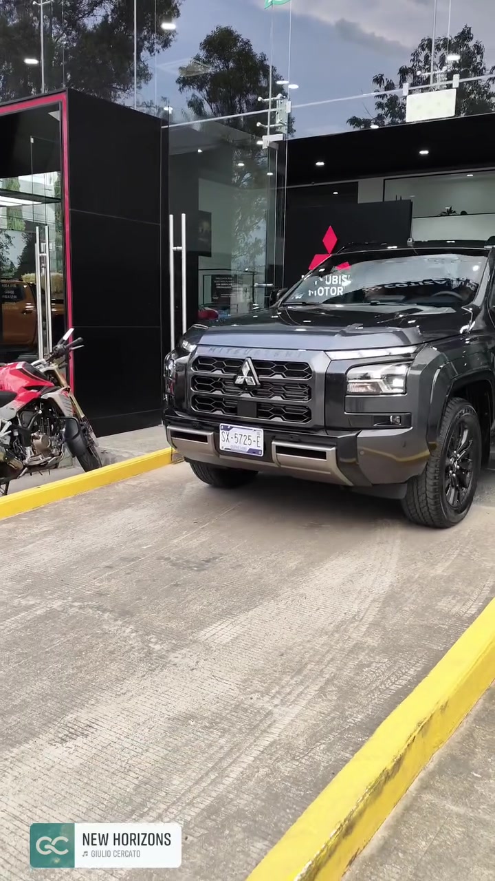 Entrega L200 GSR 💪🛻
Listo para cualquier camino? 
La Mitsubishi L200 combina potencia, tecnología y seguridad para acompañarte tanto en el trabajo como en la aventura.

📩 Envíame un mensaje y agenda tu prueba de manejo. ¡Descubre por qué la L200 está hecha para ir más allá!📱443 111 1183 Mitsubishi Morelia Alejandro Tinoco Asesor de Ventas
#MitsubishiL200 #L200 #Pickup #Mitsubishi #Aventura #Trabajo
