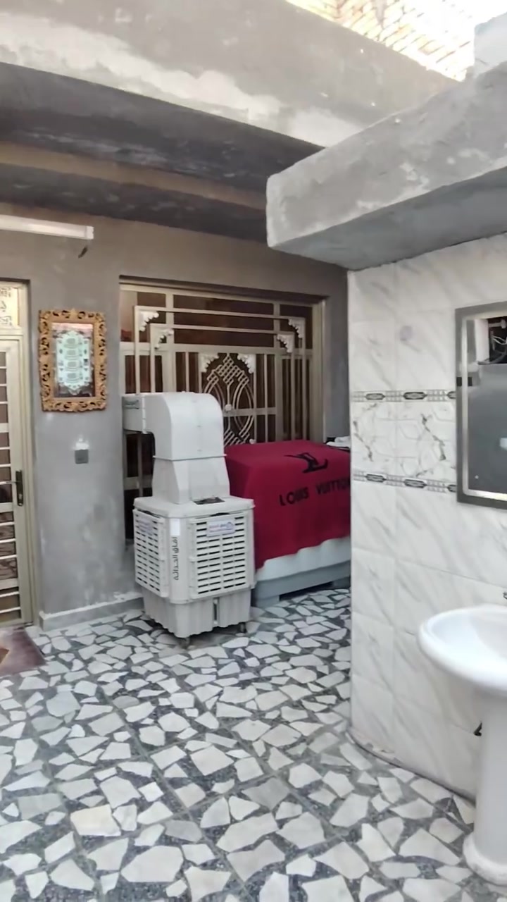 بيت مساحة ١١٥ متر بناء حديث شارع ابو على اول ما تدخل رابع فرع على يمنة اسواق احمد ساعدي بنص فرع قاط واحد ثاني ماكامل حوزة صب اني ابيع قاط واحد عارضة ٦٥ قفل بدون عملة رقم تليوفون *********** ما متواجد على فيس
