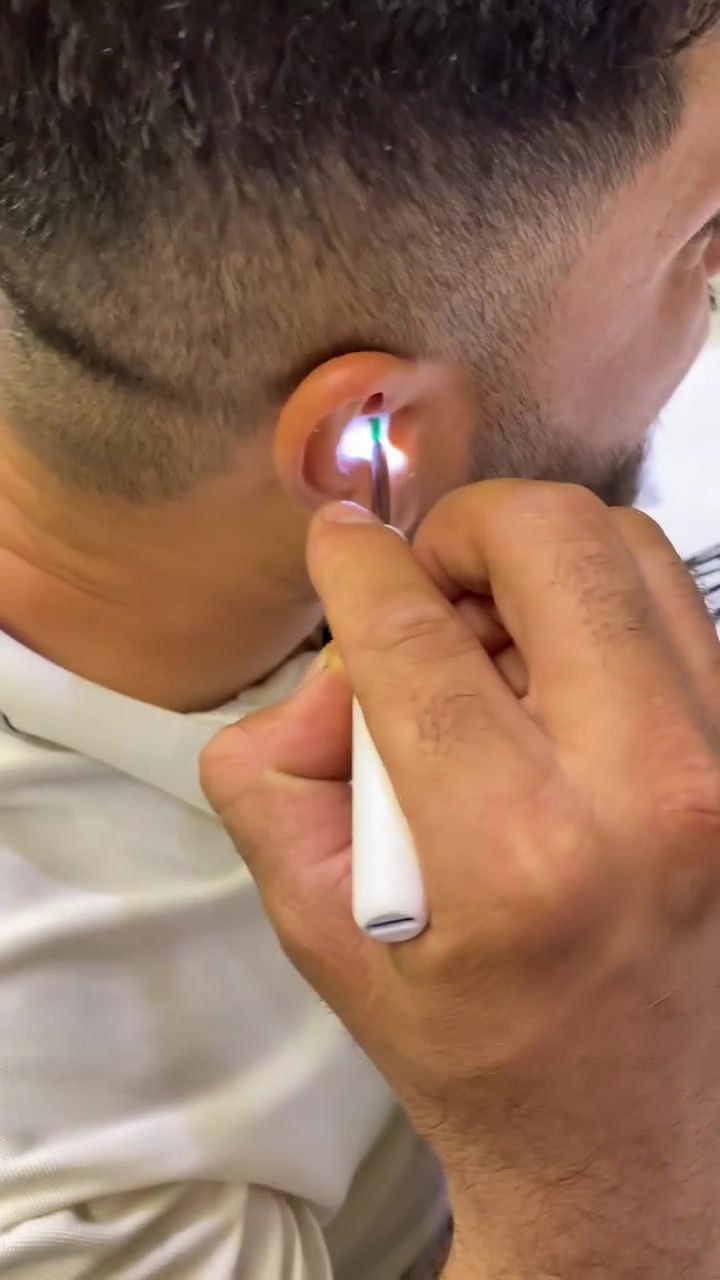 منظف الأذن الذكي بالكاميرا NK3 – Wireless Visual Earpick
• جهاز تنظيف أذن ذكي مزوّد بكاميرا يعرض صورة داخل الأذن مباشرة على الهاتف عبر الاتصال اللاسلكي، لتتمكن من تنظيف الأذن بدقة ومتابعة العملية عبر التطبيق.

• عرض مباشر على الهاتف
يعرض صورة داخل الأذن عبر تطبيق الهاتف باستخدام اتصال WiFi، ويعمل مع أجهزة Android و iOS.

• كاميرا بدقة HD
مزود بكاميرا مع مستشعر صورة CMOS لعرض صورة واضحة أثناء الاستخدام.

• اتصال لاسلكي عبر التطبيق
يتم التحكم وعرض الصورة عبر تطبيق HND بعد الاتصال بشبكة WiFi الخاصة بالجهاز.

• تصميم قابل للشحن Type-C
بطارية مدمجة قابلة للشحن بسعة 130mAh مع شحن عبر Type-C.

• حساس جاذبية ثلاثي المحاور
مزوّد بـ 3-Axis Gravity Sensor للمساعدة في استقرار الصورة أثناء الاستخدام.

 • السلسلة: NK3 Series
 • معيار الشبكة: IEEE 802.11 b/g/n
 • التردد: 2.4GHz
 • سرعة نقل الصورة: 30fps
 • مستشعر الصورة: CMOS
 • جودة الصورة: HD
 • القطر الداخلي للعدسة: 3.6mm
 • البعد البؤري: 15mm – 20mm
 • البطارية: 130mAh
 • وقت العمل: حوالي 35 دقيقة
 • وقت الشحن: حوالي 60 دقيقة
 • مدخل الشحن: DC 5V / 150mA
 • نوع الهوائي: مدمج
 • درجة حرارة التشغيل: ‎-10°C إلى ‎50°C
 • المستشعر: Gravity Sensor ثلاثي المحاور
 • الشحن: Type-C
 • الاتصال: Wireless WiFi
 • متوافق مع: Android / iOS

محتويات العلبة:
 • جهاز تنظيف الأذن بالكاميرا
 • كتيب المستخدم (User Manual)
السعر :  22000الف والتوصيل مجاني لجميع المحافظات 
سارع بالحجز عن طريق الواتساب ‏أو مراسلة الصفحة
‪***********
