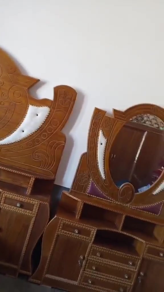 ميز تواليت • للبيع • تواصل خاص