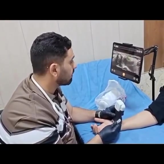 هل تعاني من آلام الأعصاب والعضلات والمفاصل التي تعيق حياتك اليومية؟ 

في عيادتنا، نبدأ دائماً بتقييم دقيق لحالتك السريرية لتحديد مدى حاجتك للحقن. إذا تطلب الأمر، يتم الحقن بدلالة السونار ( Clarius ) لضمان أعلى درجات الدقة والنتائج الأفضل (د. ياسين طه جزاع)

للحجز والاستفسار، يرجى الاتصال على الرقم: ***********

العنوان: الأنبار - هيت - شارع الخضر - قرب مركز صحي حي العمال - مجمع البلسم الطبي
