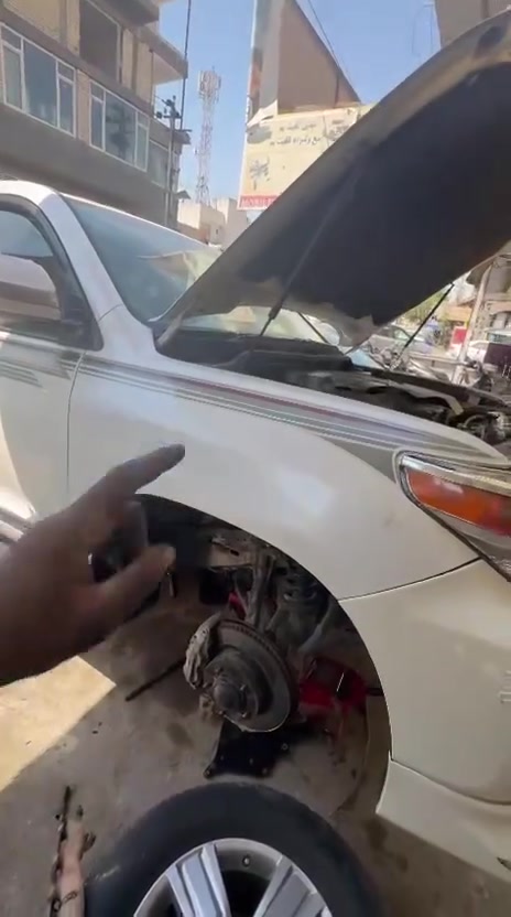 السلام عليكم لاند كروز موديل ١٣ محرك ٥٧٠٠ بيها دكشن الحار طاك تم لحيمه وتبديل واشر الدكشن
العنوان شارع شيخ معروف قرب شارع ٦ 
الاتصال *********** امير

