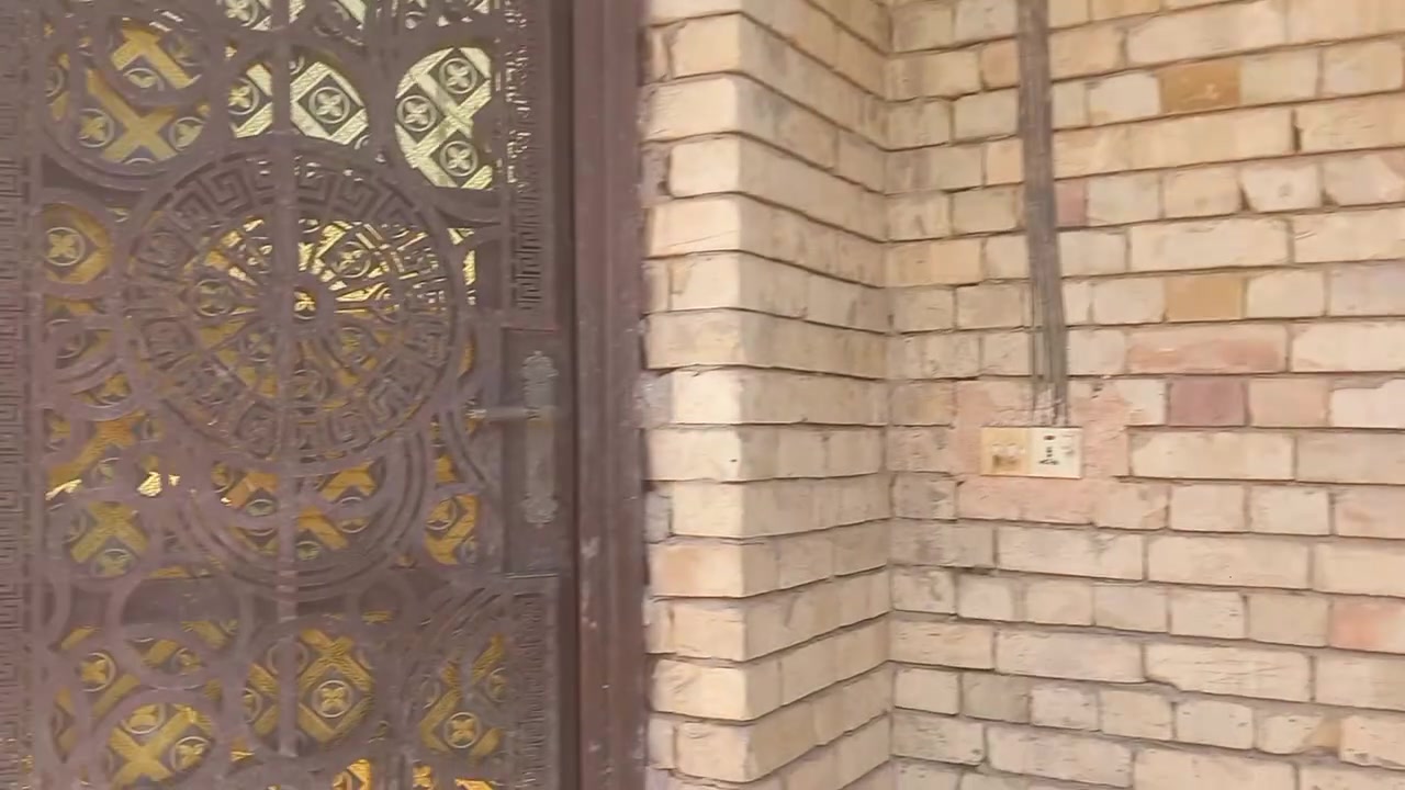 السلام عليكم بيت اللبيع مساحته ٢٠٠ خط اول بي غرفتين وصاله ومطبخ وستغبال وصحيات العنوان بغداد النهروان دوانم قرار ٣٥  قرب صوره أبو مهدي المهندس السعر ٤٣ مليون  وبي مجال الاستفسار ***********

