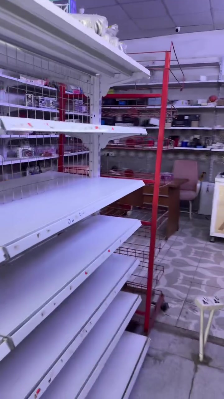 السلام عليكم للبيع عارضة عدد 3 مع رفوف حي الاعلام شارع البداله
***********
