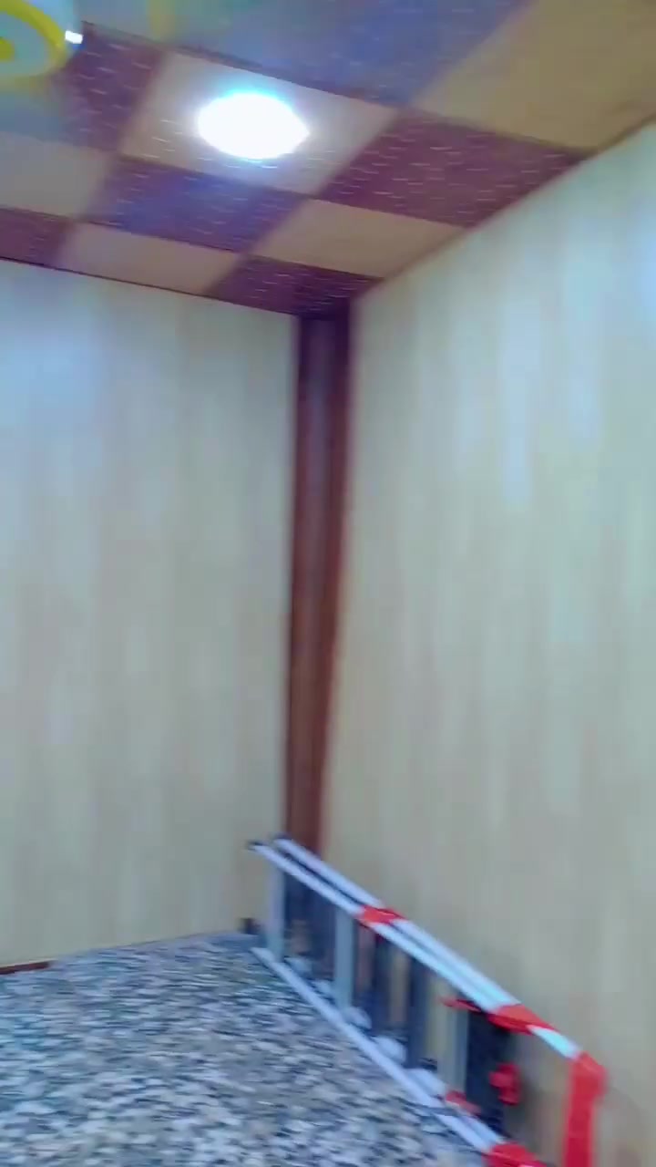 للبيع سقف ثانوي مع جدار مستعمل نضيف استخدام شهرين رايده ٢٠٠للااتصال ***********
