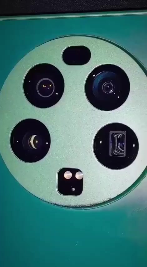 📱شاومي 13 الترا
مراوس مع هونر او بيع

​اللون: أخضر زيتوني (Olive Green) بظهر من الجلد الفاخر المقاوم للبصمات

​الذاكرة الداخلية: 512 جيجابايت (مساحة ضخمة جداً للتخزين)

​الرام: 16+16 جيجابايت (إجمالي 32 جيجابايت لأعلى أداء وسلاسة)

​الحالة: نظيف جداً بحالة الزيرو (استخدام حشيم، خالي من أي خدش أو عيب أو تصليح، الجهاز بحالة الشركة)

​الملحقات: كامل ملحقاته الأصلية ويا الجهاز (الكرتونة الأصلية + الشاحن السريع الأصلي + الغلاف الأصلي)

​أبرز مواصفات وقوة الجهاز

​الكاميرات والتصوير:

​منظومة كاميرات احترافية بالكامل بالتعاون مع شركة Leica الشهيرة.

​4 كاميرات بدقة 50 ميجابكسل لكل كاميرا.

​المستشعر 📱شاومي 13 الترا 
​مراوس مع هونر او بيع

​اللون: أخضر زيتوني (Olive Green) بظهر من الجلد الفاخر المقاوم للبصمات

​الذاكرة الداخلية: 512 جيجابايت (مساحة ضخمة جداً للتخزين)

​الرام: 16+16 جيجابايت (إجمالي 32 جيجابايت لأعلى أداء وسلاسة)

​الحالة: نظيف جداً بحالة الزيرو (استخدام حشيم، خالي من أي خدش أو عيب أو تصليح، الجهاز بحالة الشركة)

​الملحقات: كامل ملحقاته الأصلية ويا الجهاز (الكرتونة الأصلية + الشاحن السريع الأصلي + الغلاف الأصلي)

​أبرز مواصفات وقوة الجهاز

​الكاميرات والتصوير:

​منظومة كاميرات احترافية بالكامل بالتعاون مع شركة Leica الشهيرة.

​4 كاميرات بدقة 50 ميجابكسل لكل كاميرا.

​المستشعر الرئيسي عملاق بحجم 1 إنش (Sony IMX989) مع فتحة عدسة متغيرة (f/1.9 إلى f/4.0).

​تقريب بصري هائل (Zoom)120x بدقة عالية ودعم تصوير فيديو حتى 8K.

​الشاشة:

​شاشة عملاقة من نوع LTPO AMOLED بحجم 6.73 إنش.

​دقة خارقة +WQHD وتدعم 1800 nits سطوع عالي تحت الشمس.

​معدل تحديث 120Hz سلس جداً ودعم ألوان 68 مليار لون وDolby Vision.

​المعالج والأداء:

​أقوى معالج Snapdragon 8 Gen 2 بتكنولوجيا 4 نانومتر.

​تشغيل أقوى الألعاب (مثل ببجي وإي فوتبول) بأعلى فريمات ومعدل استقرار ممتاز بدون حرارة بفضل نظام التبريد المائي الحلقي Loop LiquidCool.

​البطارية والشحن:

​بطارية ضخمة بسعة 5000 ملي أمبير تدوم ليوم كامل من الاستخدام الثقيل.

​شحن سلكي سريع بقدرة 90 واط (يشحن بالكامل في دقائق).

​يدعم الشحن اللاسلكي السريع بقدرة 50 واط والشحن اللاسلكي العكسي.

​المكان: البصرة

​للتواصل والاستفسار: ***********

الرئيسي عملاق بحجم 1 إنش (Sony IMX989) مع فتحة عدسة متغيرة (f/1.9 إلى f/4.0).

​تقريب بصري هائل (Zoom)120x بدقة عالية ودعم تصوير فيديو حتى 8K.

​الشاشة:

​شاشة عملاقة من نوع LTPO AMOLED بحجم 6.73 إنش.

​دقة خارقة +WQHD وتدعم 1800 nits سطوع عالي تحت الشمس.

​معدل تحديث 120Hz سلس جداً ودعم ألوان 68 مليار لون وDolby Vision.

​المعالج والأداء:

​أقوى معالج Snapdragon 8 Gen 2 بتكنولوجيا 4 نانومتر.

​تشغيل أقوى الألعاب (مثل ببجي وإي فوتبول) بأعلى فريمات ومعدل استقرار ممتاز بدون حرارة بفضل نظام التبريد المائي الحلقي Loop LiquidCool.

​البطارية والشحن:

​بطارية ضخمة بسعة 5000 ملي أمبير تدوم ليوم كامل من الاستخدام الثقيل.

​شحن سلكي سريع بقدرة 90 واط (يشحن بالكامل في دقائق).

​يدعم الشحن اللاسلكي السريع بقدرة 50 واط والشحن اللاسلكي العكسي.

​المكان: البصرة

​للتواصل والاستفسار: ***********

