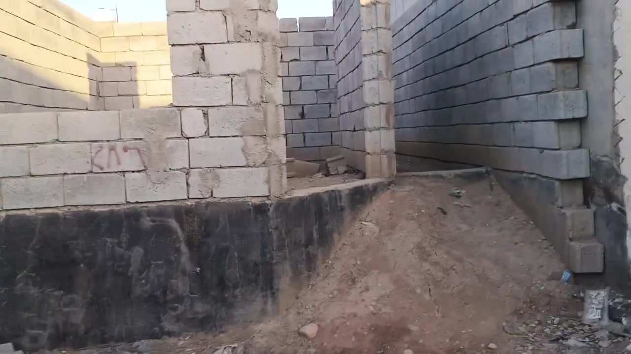 سلام عليكم بيت مشتمل في حي الحشد زراعي مساحة البيت 100م خدمات متوفرة تبليط ماء كهرباء مكانة جيد جدا سعر مناسب تواصل ***********
