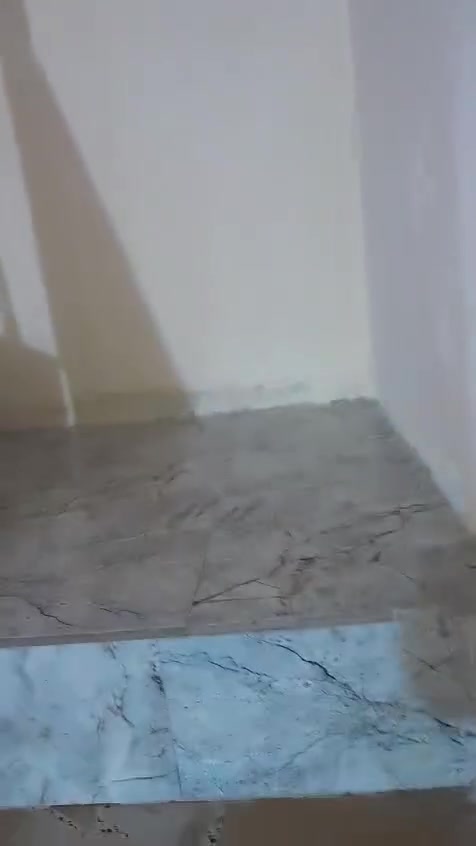 🏡 دار للبيع – حي الفرات / مقاطعة 23

📐 المساحة: 132 م²
🏗️ بناء حديث وكونكريت مسلح، والدار مجهزة بكافة الخدمات.

الطابق الأرضي:
• حمامات داخلية وخارجية
• طارمة واسعة
• استقبال خارجي مفتوح على الداخل
• صالة كبيرة
• مطبخ حار وبارد
• مناور عدد 2
• غرفة نوم واحدة

الطابق الثاني:
• غرفتا نوم مع صحيات
• صالة
• سطح واسع

🛋️ البيع مع الأثاث أو بدون أثاث حسب الاتفاق.

📍 الحي مخدوم بالكامل:
ماء • كهرباء • مجاري • إنترنت ضوئي • تبليط وأرصفة مقرنصة

💰 السعر: 165 مليون

🎥 جميع التفاصيل موضحة داخل التصوير.

📩 للاستفسار: مراسلة الرقم *********** فقط
🟢 يوجد واتساب على الرقم

⚠️ رجاءً، اللي مو جاد بالشراء لا يدخل خاص.
