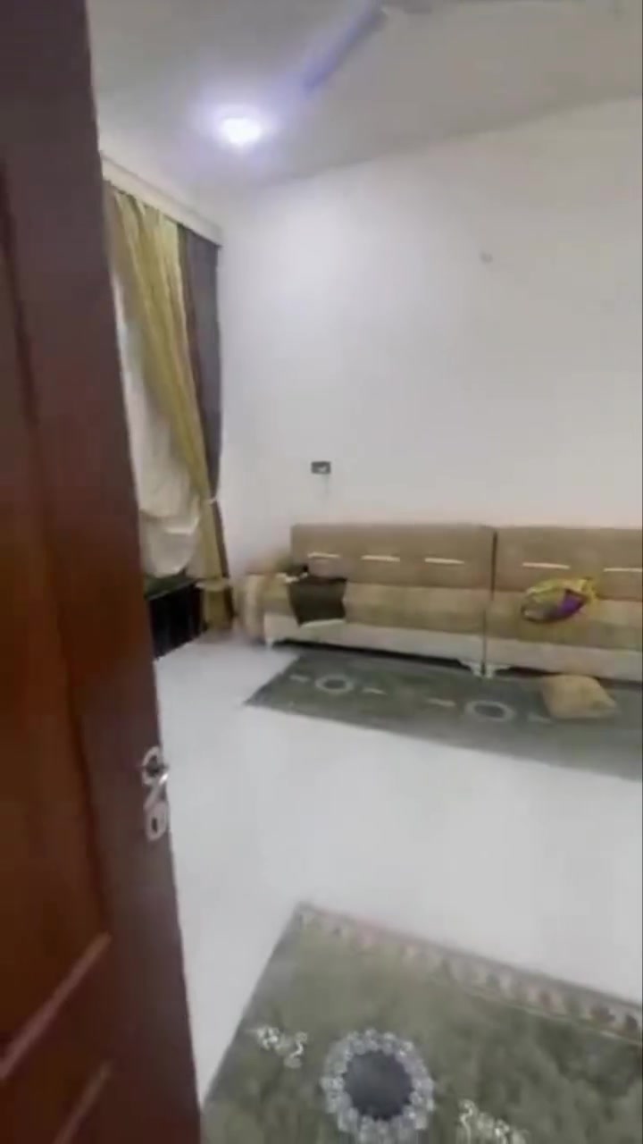 سلام عليكم
بيت للبيع في الطاش حي الجامعة قرب جسر الجامعة 

مساحة البيت ٣٦٢.٥ 
وجه ١٤.٥ ونزال ٢٥
بناء ٢٠٢٥ 
قريب ع مدرسة و جامع 

يتكون من ٢ غرف و صاله ومطبخ حار و بارد ديوانيه وهول كندور مناور ٢ مجمع صحيات داخليه كراج جبير 
طابق الثاني ٢ غرف وصاله كبيره ومجمع صحيات بلكونات ٢ بس بعده ما كامل طابق الثاني
بناء كله درجه1
تواصل 
***********
بي وتساب
