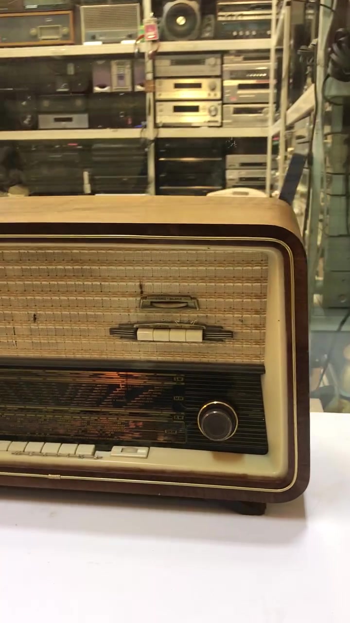 KORTING RADIO CLASSIC FM
هذا الجهاز هو راديو لامابي (أنبوبي / Vacuum Tube) ألماني كلاسيكي من طراز Novrum Stereo (صُنع بواسطة شركة Körting لشركة Delmonico).

​تفاصيل الجهاز:

​الموجات (عدد الموجات/الموجات المتاحة): يحتوي على 4 موجات رئيسية يُمكن التبديل بينها عبر مفاتيح التحكم والأزرار في واجهة الترددات: 
​عمر الراديو: 

​سنة الصنع: صُنع هذا الطراز في بداية ستينيات القرن الماضي (حوالي 1961 - 1964). 

​العمر: يتجاوز عمره 60 عاماً (نحو 62 إلى 65 سنة). 

​ملاحظات إضافية: 
( کوردی • عربي )

🟢توصيل موجود الي جميع المحافضات
🟡گەياندن هەیە بۆ هەموو شوێنێک

🟠مــعـرض هــونـەر
🔸للـصوتــیات(امبلیفایر• سماعة• رادیو• انتیك• مایكروفون)
🔸عــنـوان• اربیل سوق بالة • شارع اربعین
🔸مـوبایـل• ***********
                   ***********

🔵پـێـشانـگای هــونـەر
🔹بۆ ئامێری دەنگی و کارەبایی(ئیمپلیفایر• سەماعە• ڕادیۆ• مایکرۆفۆن)
🔹ناونیـشان• هەولیر • بازاری لەنگەی ٤۰م
🔹مـــۆبـایـل• 
***********
***********

•••••••••••••••••••••••••••••••••••••••••••••••••••
#iraq #kurdistan #duhok #zaxo #hawler #karbala #slemani #erbil #baghdad #kurd #kurdish #akre  #karkuk #kuwait #najaf
#amplifier #audio #subwoofer #sound #music #audiophile #bass #stereo #amplifiers #speaker #soundsystem #speakers
#اربيل #العراق #بغداد
​بلد المنشأ: ألمانيا الغربية (Western Germany).

​النظام: يعمل بتقنية الصمامات المفرغة (Vacuum Tubes) ويدعم الصوت الاستريو (Stereo).

​التصميم: الهيكل خارجي مصنوع من الخشب الطبيعي

​UKW / FM (موجات إف إم / الترددات العالية جداً)

​KW / SW (الموجة القصيرة - Short Wave)

​MW / AM (الموجة المتوسطة - Medium Wave)

​LW (الموجة الطويلة - Long Wave)

​عمر الراديو:

نص مكتوب في الصور:
- 32cm 54cm 22cm +964 750 461 2285 اربيل - سوق بالة - شارع اربعين - مقابل كراج بالة Hunar هونه ر
- +964 750 461 2285 اربيل - سوق بالة - شارع اربعين - مقابل كراج بالة Hunar
- +964 750 461 2285 اربيل - سوق بالة - شارع اربعين - مقابل كراج بالة
- +964 750 461 2285 اربيل - سوق بالة - شارع اربعين - مقابل كراج بالة Hunor
- +964 750 461 2285 اربيل - سوق بالة - شارع اربعين - مقابل كراج بالة هونر Hunar
- +964 750 461 2285 اربيل - سوق بالة - شارع اربعين - مقابل كراج بالة Húnor
- +964 750 461 2285 اربيل - سوق بالة - شارع اربعين - مقابل كراج بالة هنور Hunar