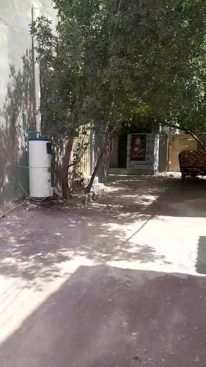 بيت للبيع بسعر مناسب جدا مساحه ٥٥م طابقين ونص الطابق الاول صاله ومطبخ وصحيات والثاني غرفتين وصاله وصحيات والثالث غرفه يصلح حسينيه او للسكن يقع شارع ابو طالب سايدين حي الشرطه السعر ٨٧ للاستفسار الاتصال بابو محمد***********
