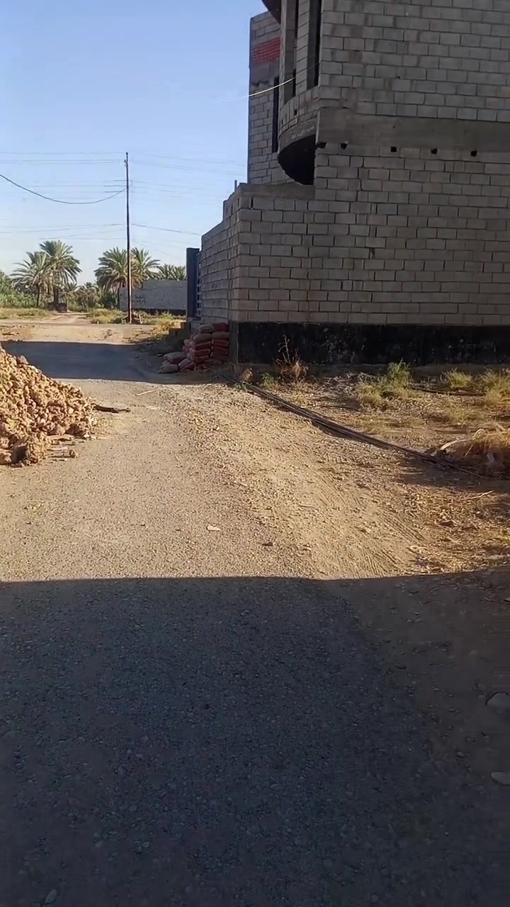 هيكل 200م للبيع  سريع  50 مليون وبي مجال للشراي مواد وعمل درجة اولى طابو زراعي سند 25 مكاتبه مع صاحب السند خدمات ماء وكهرباء وتبليط وخط مولد وإنارة ومجاري يتكون من استقبال وغرفتين نوم وصاله ومطبخ وصحيات داخليه وخارجية واستارة وسياج وبيتونه نقص سقف ام العضام العثمانية شارع الملعب من جهة السده  تفاصيل اكثر داخل الفيديو للاستفسار خاص او ***********
