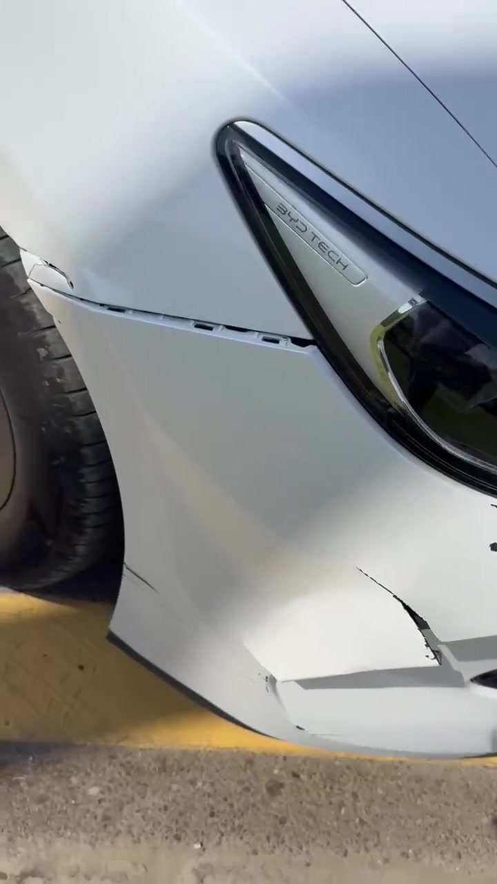 السلام عليكم BYD چن بلص موديل 2025 ماشيه 11 الف بيها طخه بالجاملغ والدعاميه وشخطين بالباب الخلفي موضحه بالفيديو السعر 18 مليون و500 الف للاستفسار الاتصال على الرقم ***********
