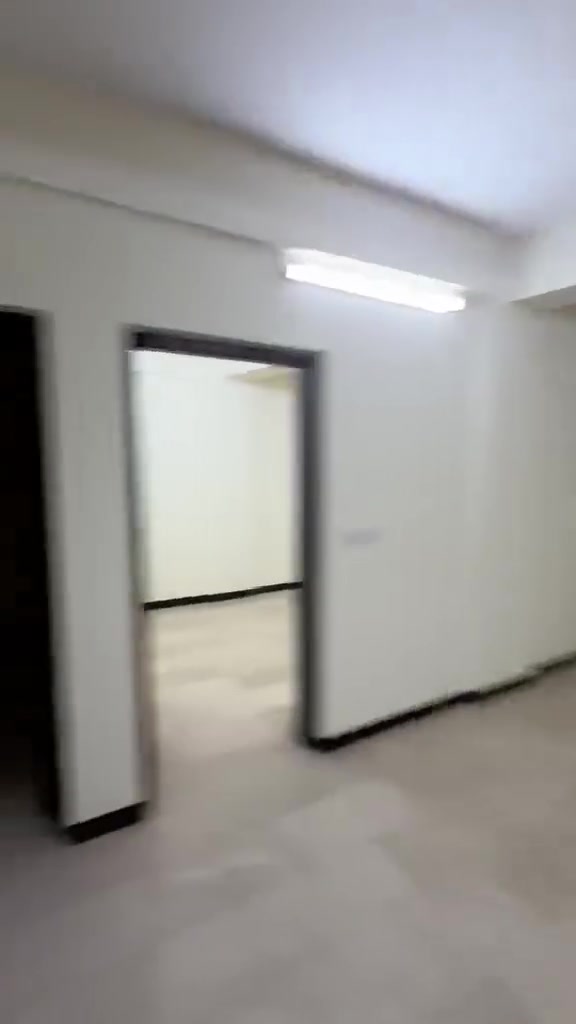 🏢 شقق فاخرة للإيجار في عمارة راقية – للعوائل فقط 🏡
📍 الموقع: الكرادة – موقع مميز قريب من شارع أبو نؤاس والكرادة داخل
📌 موقع استراتيجي قريب من المناطق الحيوية والخدمية وسهل الوصول.

🔹 الشقة الأولى:
• غرفتين نوم
• صالة
• مطبخ
• حمام

🔹 الشقة الثانية:
• غرفة نوم
• صالة
• مطبخ
• حمام

✨ مواصفات العمارة:
✅ عمارة حديثة وراقية
✅ مصعد كهربائي
✅ كراج خاص داخل العمارة ومخصص للسكان فقط
✅ سلم طوارئ
✅ منظومات إطفاء حرائق في جميع الطوابق
✅ حارس متواجد للعمارة
✅ كاميرات مراقبة حديثة في جميع الطوابق والمداخل
✅ بيئة هادئة وآمنة
✅ العمارة مخصصة للعوائل فقط
✅ موقع قريب من جميع الخدمات والمناطق الحيوية

📞 للاستفسار أو المعاينة:
📱 ***********
