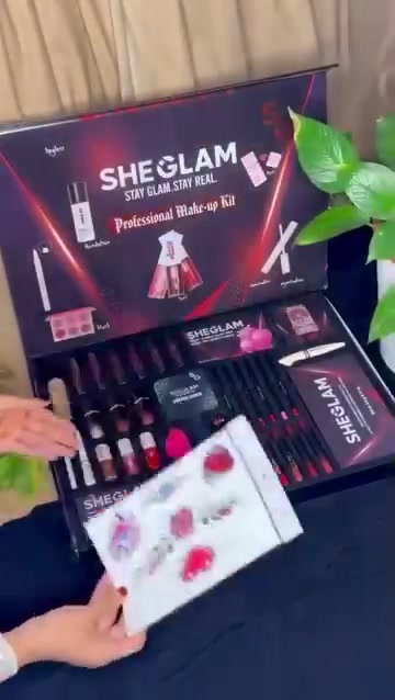 ✨ كوني نجمة كل مناسبة مع طقم SHEGLAM الاحترافي! ✨
دللي نفسك بجمال لا يقاوم مع Professional Make-up Kit من SHEGLAM، المجموعة المتكاملة التي تمنحكِ كل ما تحتاجينه لإطلالة ساحرة من الألف إلى الياء. بتصميمها الأنيق باللونين الأسود والأحمر، تأتيكِ هذه المجموعة لتكون رفيقتك المثالية في عالم التألق.
💖 ماذا ينتظركِ داخل هذا الصندوق السحري؟
باليت ظلال العيون: تشكيلة واسعة من الألوان (الترابية، الدافئة، واللامعة) لتناسب كل الأذواق والمناسبات.
عالم الشفاه: مجموعة متنوعة من أحمر الشفاه السائل (Lip Gloss) بدرجات كلاسيكية وعصرية تمنحكِ تغطية مثالية وثباتاً طويلاً.
تغطية احترافية: كريم أساس (Foundation) وخافي عيوب (Concealer) لدمج سلس وبشرة خالية من الشوائب.
لمسات التوريد: باليت "Blush" بألوان حيوية تمنح وجنتيكِ إشراقة طبيعية وجذابة.
تحديد العيون والحواجب: مجموعة من أقلام التحديد الدقيقة لتفاصيل تبرز جمال عينيكِ.
إكسسوارات إضافية: ملصقات وشم (Tattoo) فنية لتضيفي لمسة من التميز والجرأة لأسلوبك.
🌟 لماذا تختارين طقم SHEGLAM؟
جودة احترافية: تركيبات ناعمة سهلة الدمج على البشرة.
هدية مثالية: تصميم الصندوق الفاخر يجعله الهدية الأجمل لمن تحبين (أو لنفسك!).
تنوع بلا حدود: من الإطلالة النهارية الناعمة إلى إطلالة السهرات الصاخبة، كل شيء موجود هنا.
"Stay Glam, Stay Real".. لأنكِ تستحقين أن تشرقي دائماً!***********
