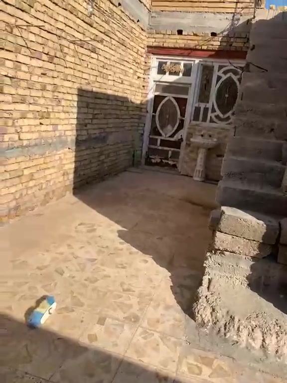 من رخصت الأيمن المحترم
بيت اللبيع المساحه 150يتكون من غرفتين وصاله ومطبخ في حي العباس قرب المعهد الجديد ***********
