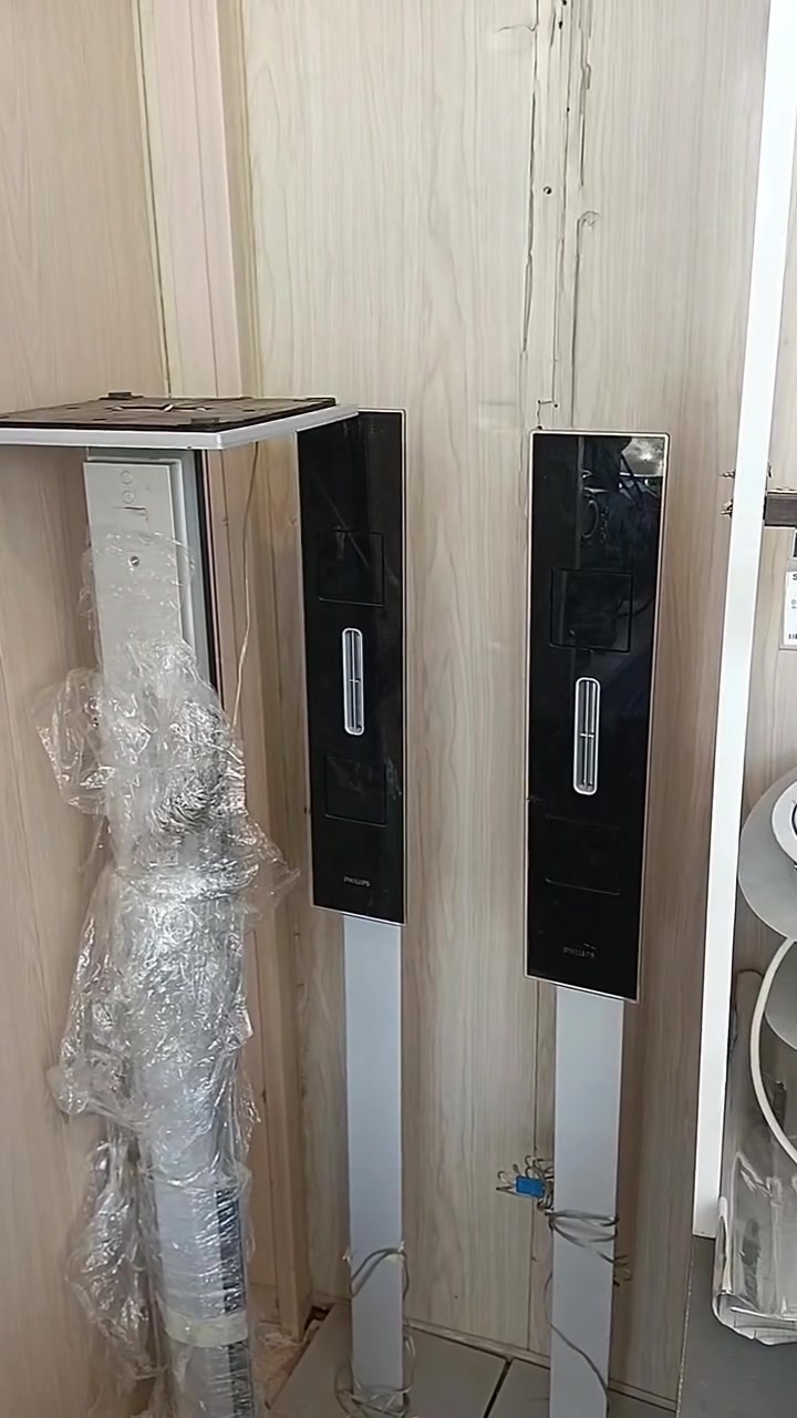 نظام سينما منزلية من شركة فيليبس (Philips) ، وتحديداً يبدو أنه جزء من طراز
.HTS9800

تتميز هذه السماعات العمودية بتصميم عصري باللونين الأسود والفضي، وتحتوي على مكبرات صوت شريطية
(Ribbon Tweeters لتوفير صوت عالي الجودة.

نظام السينما هذا بقدرة 800 واط ويتضمن نظاماً لاسلكياً للسماعات الخلفية في بعض الإصدارات.
هل تريد معرفة كيفية توصيل هذا النظام بالتلفاز؟

النجف الاشرف مجمع الأميرات ***********
