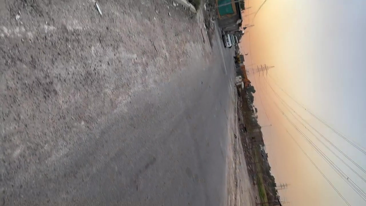 قطعة ارض للبيع مساحتها الكلية ٢٤٥ واجهة ٧.٨٠ و نزالها ٣٥ م  القطعة بدكوني من الاخير تصير واجهتها ٥.٥ م 
ركن على شارعين العريفية الشارع العام قرب السكلة في شارع محمد الجواد عليه السلام التواصل على هاذ رقم ***********

