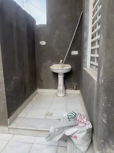 بيت جديد تسكام نظيف زراعي للبيع مساحه ١٢٥م طابوق كونكريت للبيع متكون من مطبخ. غرفه استقبال طارمه مناور صحيات داخليه ،خارجيه مكان غساله طارمه سطح جاهز ماء كهرباء تأسيس درجه اولى قريب للشارع العام وجسر الحضارات للإستفسار 
عقارات   الياسري 
ت ***********
