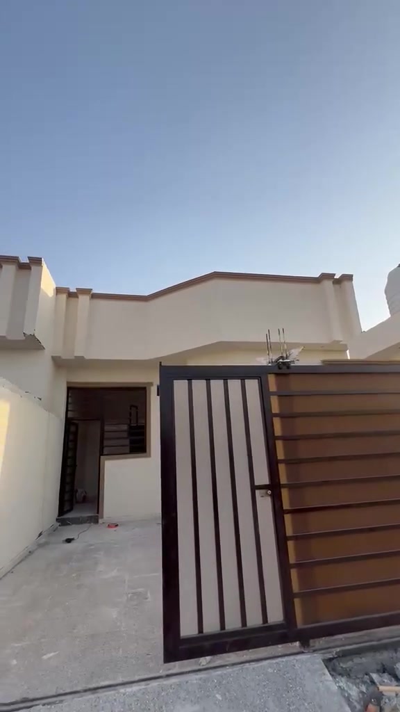 السلام عليكم 
بيت للبيع البصره شط العرب الفيروزيه شارع 20 
مساحته 150 متر سعره 67 وبي مجال 
للتواصل والاستفسار مراسله على الخاص او على رقم واتس اب *********** مراسله
