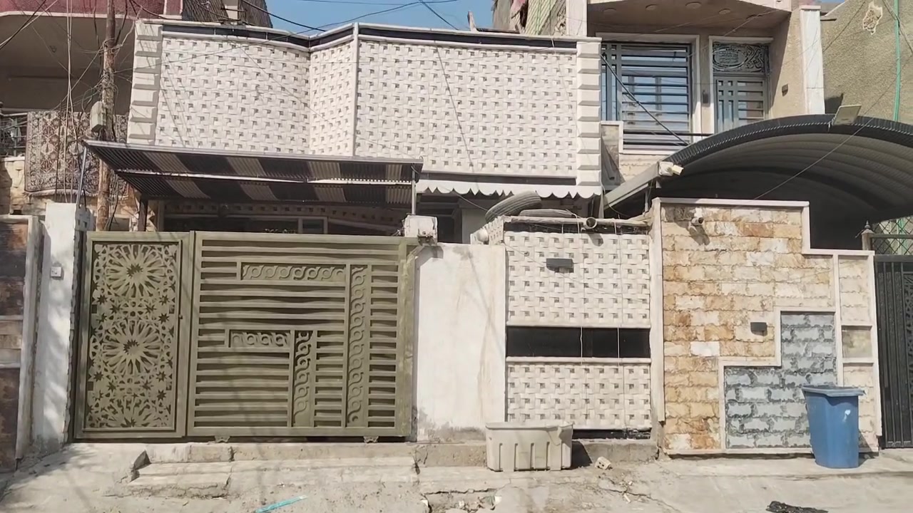 واجهيه 6 أمتار نزال 12ونص مدخلين استقبال ومطبخ وغرفه ومنور وغرفه فوك وسطحين وحمام خارجي وحمام داخلي 2 بناء حديث ديكور داخلي وخارجي واقع حال 90 اوصولي  بالسند 52 متر موقع مميز رأس فرع مكان الشعب جمعيات ماقبل العيادة شعبية ماكو مقابيلك جار حديقة كدام البيت بيت طابو صرف ***********  قرب أفران ابو حسام @إشارة
