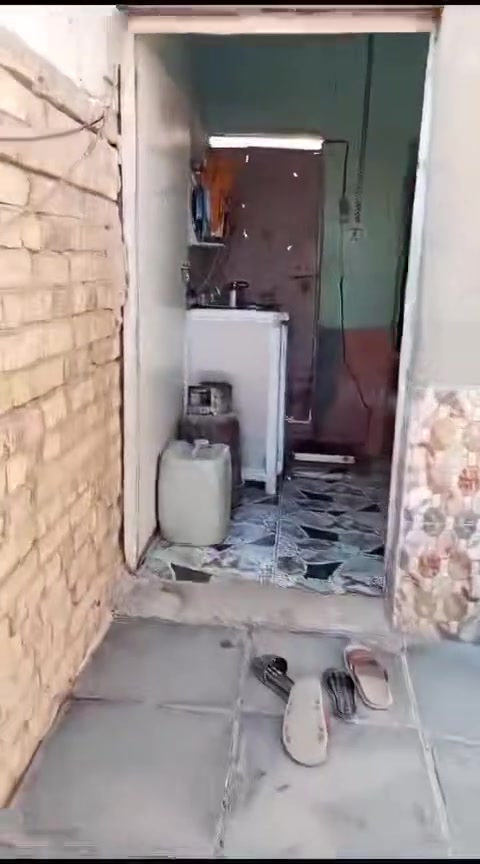 سلام عليكم بيت للبيع بحي زهراء مساحه 100 يتكون من غرفه وصاله ودوانيه ومطبخ الستفسار ***********
