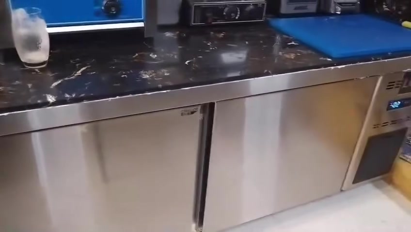 السلام عليكم براد منضده مال مطاعم كسر زيرو مستعمل فقط يومين سعر ١٠ونص $وبي مجال للشراي 
***********
