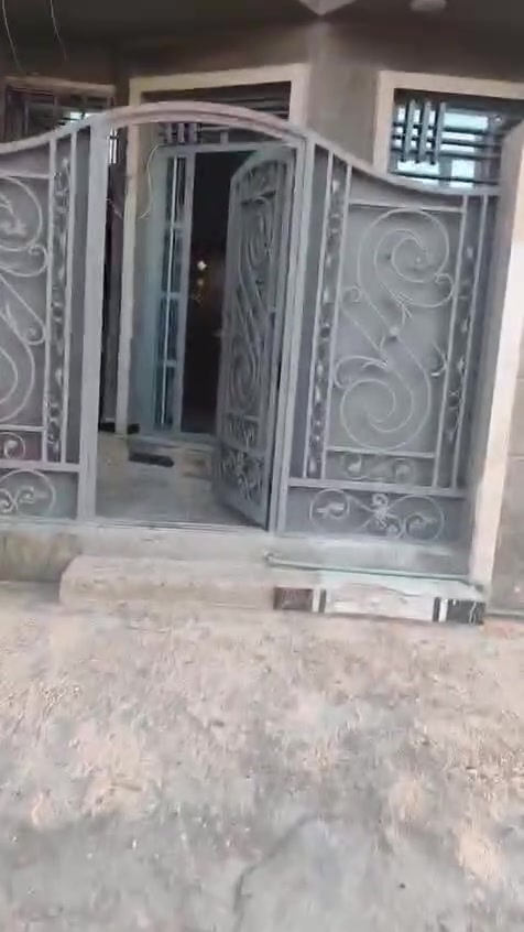 السلام عليكم عقار للبيع ١٠٠ متر شارع ١٠ متر طابقين
بسعر مناسب جداا مناسب جددا يصبح الاستثمار
ايجاره ٧٥٠ الف فرصه ايصير وحدتين سكنيه تريد بيت واحد ايجاره ٦٠٠ سعره مغري ١٢٠ مليون وبي مجال رقم العقار ١٢٦٧٧ مقاطعه ٢ على ١٠
ثاني شارع عل ٢٠
*********** وتساب علي الطائي
***********
تره البيت طابو مالك صرف طابو البياع
لا يباع قصط
ولا مبادره
نقد بناء حديث ٢٠٢٥
الرتفاع الدار ٣٢٥ سانتيم
حمام عدد ٣
غرف نوم ٣
استقبال ١
مطبخ ٢
***********
