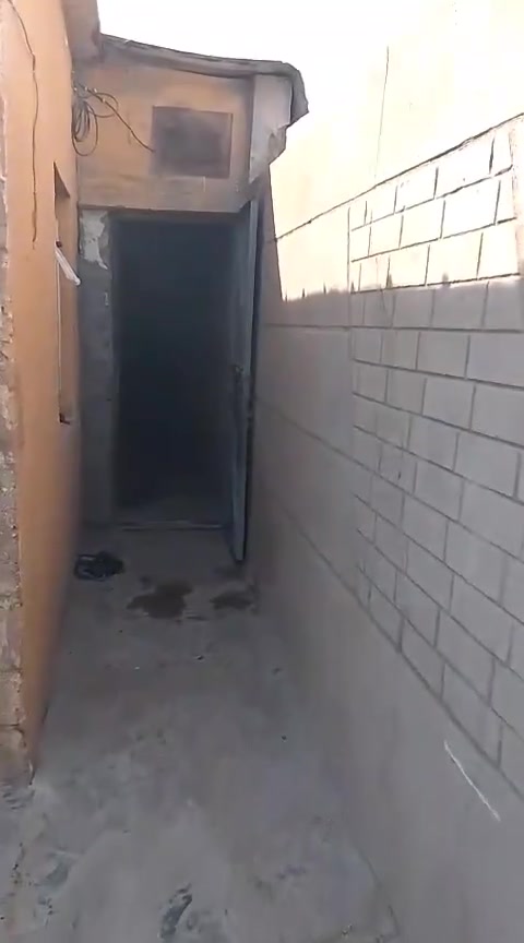 السلام عليكم عندي  بيت ١٠٠ ميه متر يحتوي على ٣ غرف غرفتين سندويش وغرفه عكاده وحمام ومطبخ وطرمه صغيره  منطقه ب١١ الف منطقه السوداني قريب على قريه البصام والمستشفى مقابيله مدرسه المسعودي   ٣٠ مليون وبي مجال بناء قديم  يرهم سكن قبل نهايه شارع السوداني بفرعين رقم القطعه ١١٠٢٢ ملاحظه ... حاليآ البيت فارغ هذا التصوير من جان بي مؤجر للاتصال  *********** بي وات ساب
