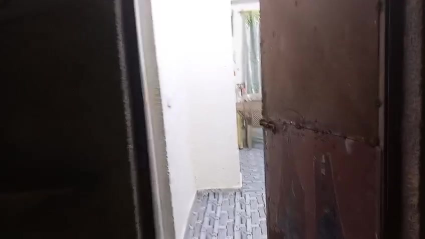 بيت حواسم البيع يتكون من غرفه وصاله لبيت طابق كونكريت حديقه عنوان البصره السندباد قرب جسر خالد السعر 7مليون وبي مجال الاتصال ***********
